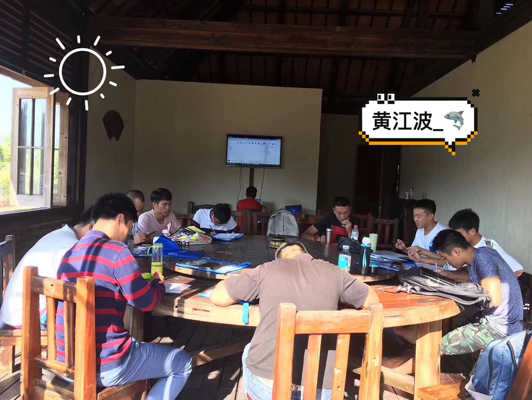 除了俯瞰大地的飛翔，還有潛入海底的翱翔。