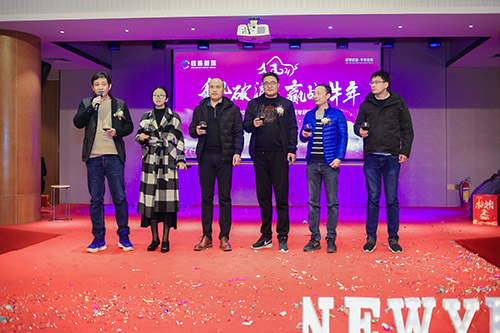 表演和抽獎(jiǎng)結(jié)束，敬酒！之后是晚宴時(shí)間。