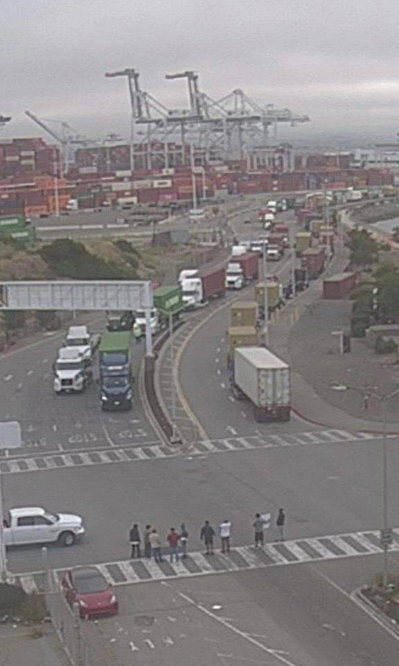 奧克蘭司機(jī)堵門今天繼續(xù)，我們司機(jī)五點(diǎn)就去排隊(duì)了，還是進(jìn)不去，提還柜受影響。